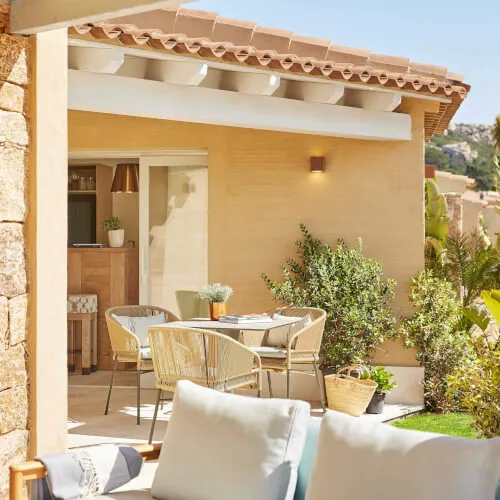 Patioeinrichtung im 7Pines Resort Sardinien, zeigt Optionen für die Außenunterkunft.