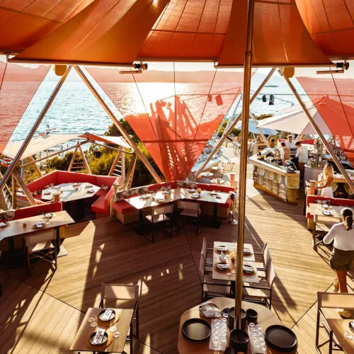 Cone Club del 7Pines Resort Sardinia con vista sull'acqua per pranzo, cena o cocktail al tramonto.