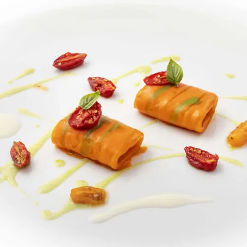 Cucina gourmet à la carte presso 7Pines Resort Sardegna, rappresentativa della cucina italiana e mediterranea di alta qualità.