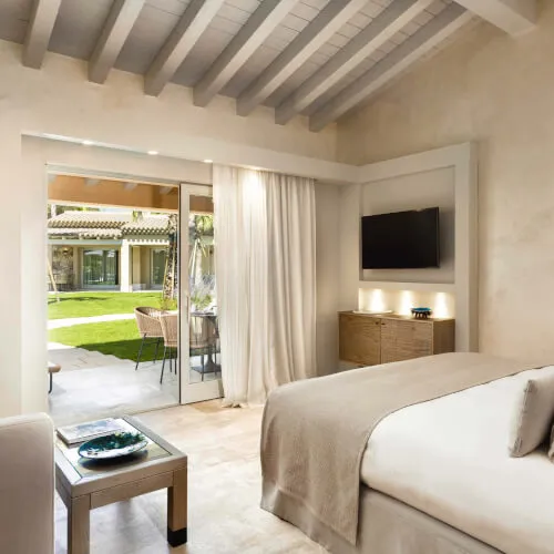 Laguna Junior Suite at 7Pines Resort Sardinia with terrace view.